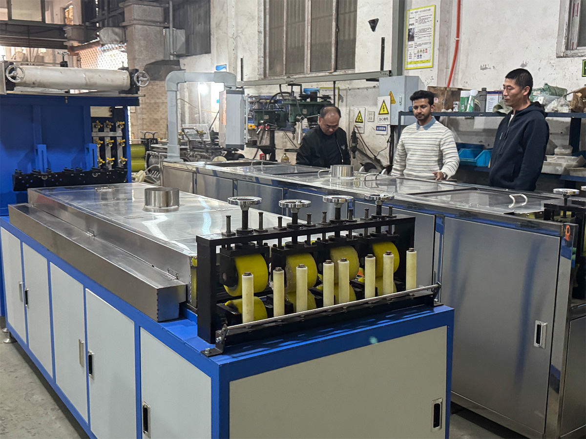 Un cliente indio visita nuestra fábrica para la inspección de equipos de tubos de calor